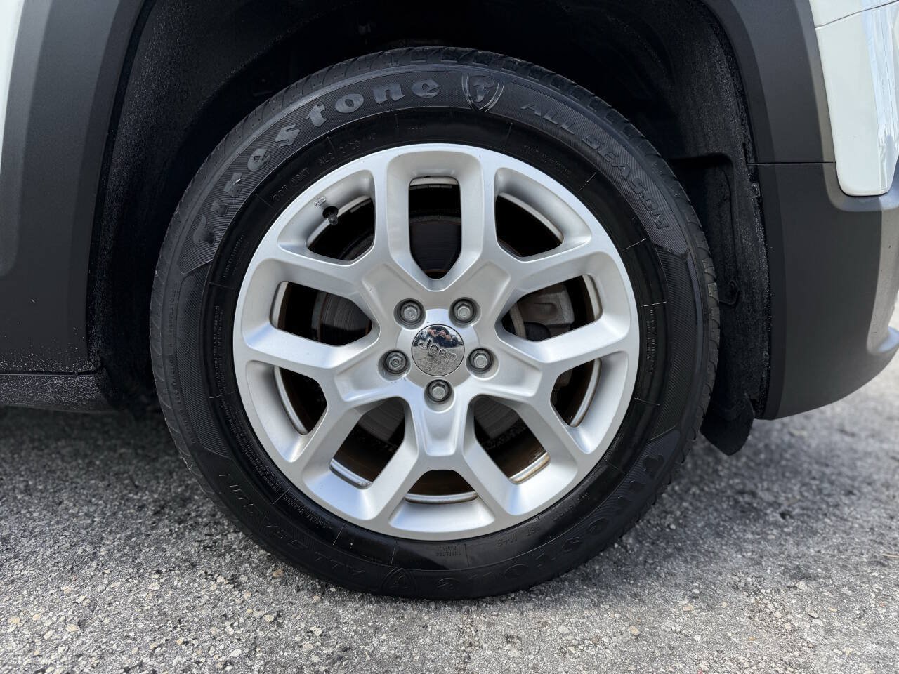 Used 2016 Jeep Renegade Latitude FWD image 27