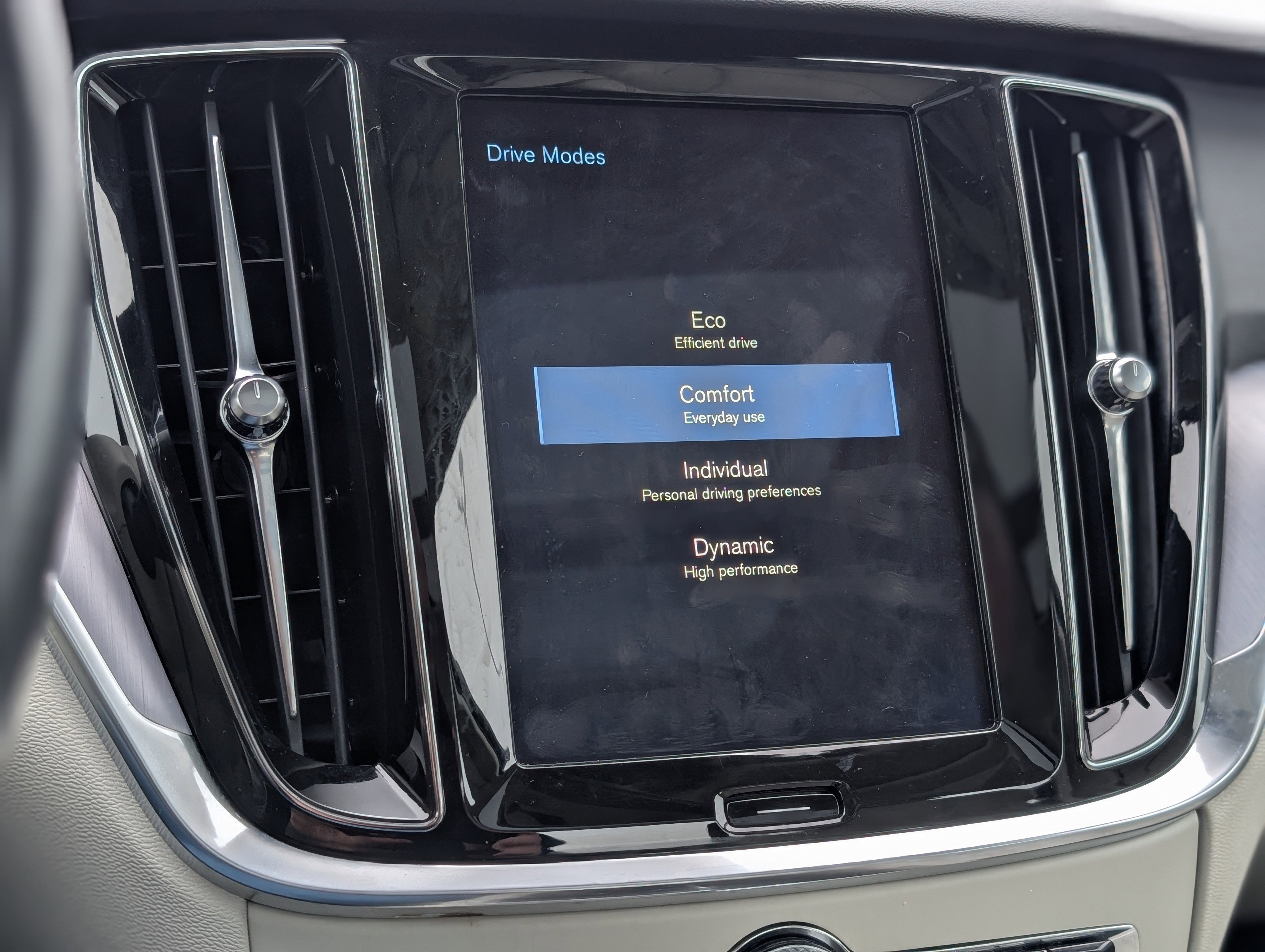 Used 2020 Volvo S60 T6 Momentum image 24