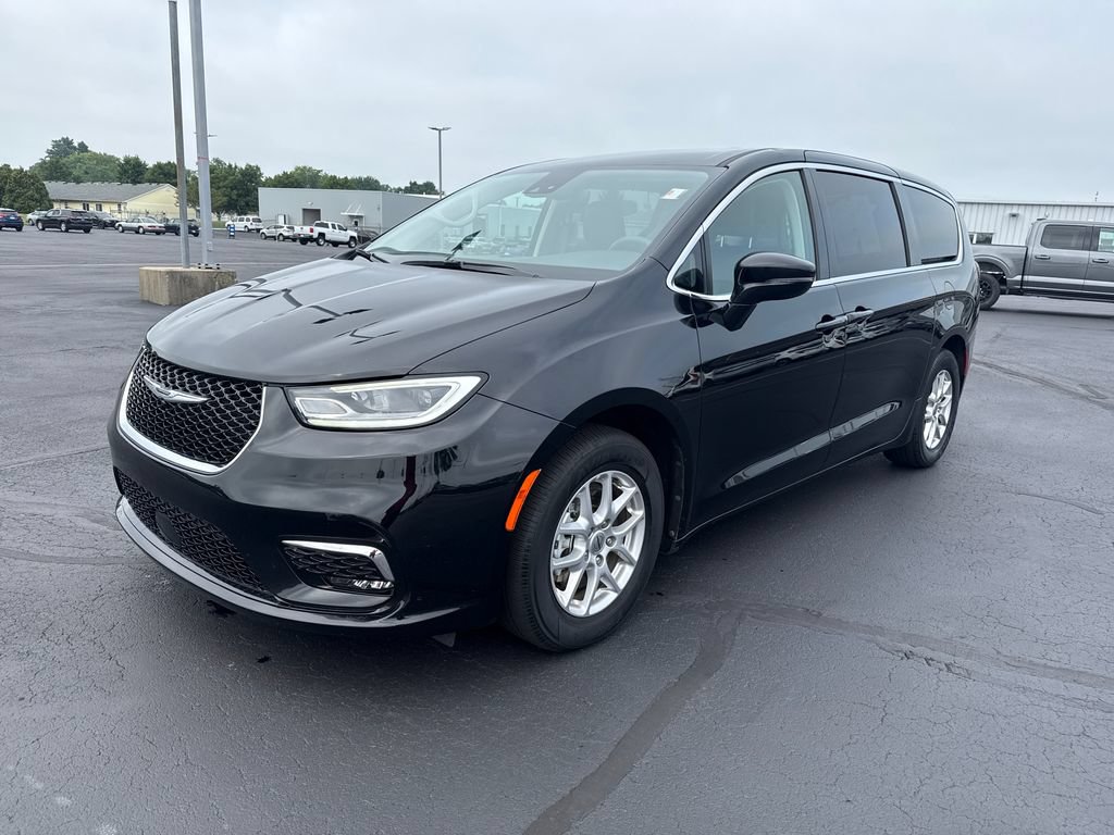 Used 2024 Chrysler Pacifica Touring-L FWD image 4