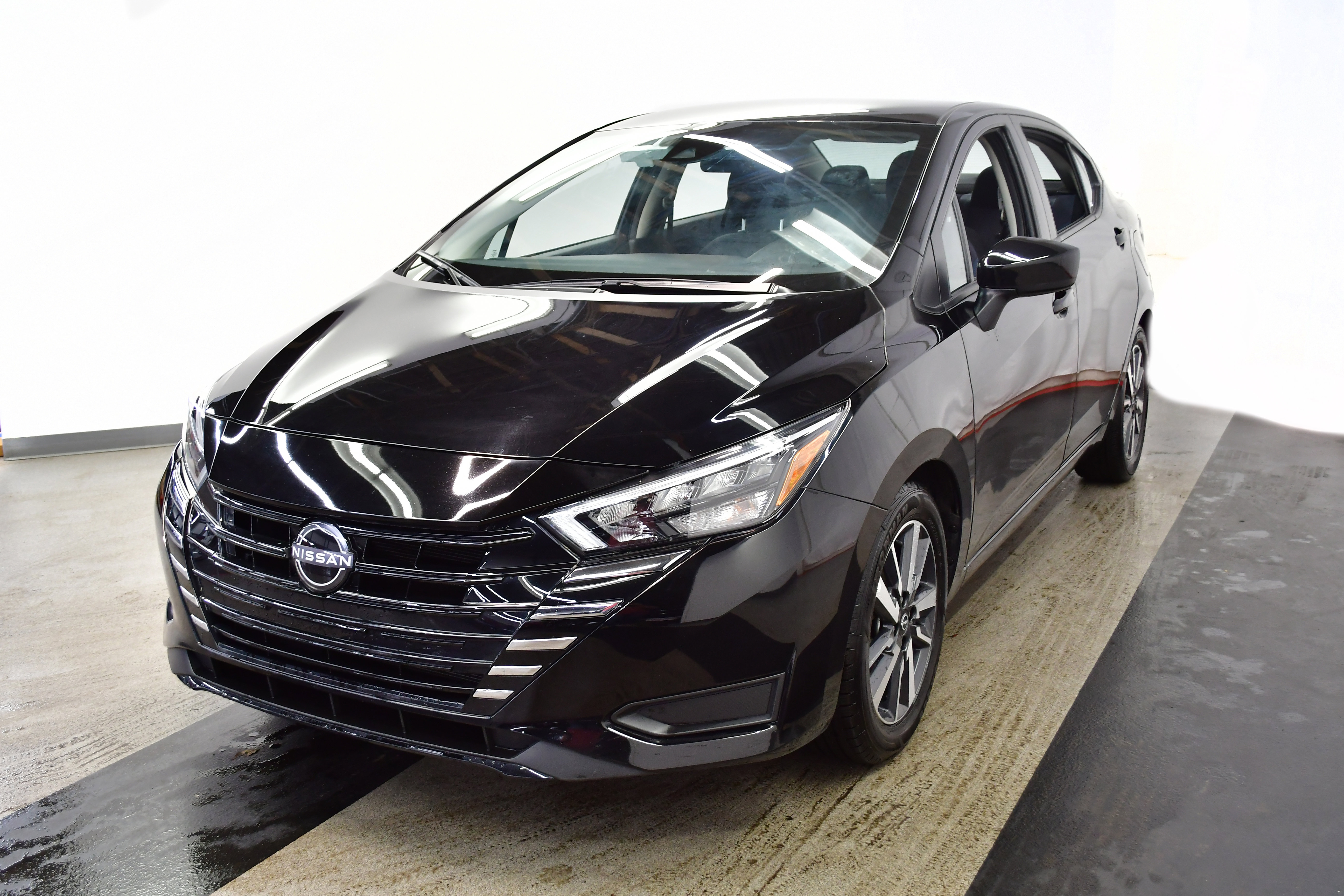 Used 2025 Nissan Versa SV image 4