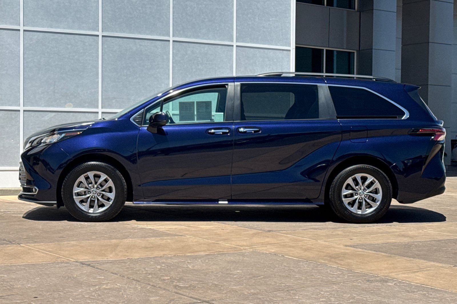 Certified 2023 Toyota Sienna XLE FWD image 8