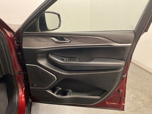 Used 2022 Jeep Grand Cherokee L Limited w/ Black Appearance Package AWD/4WD image 29