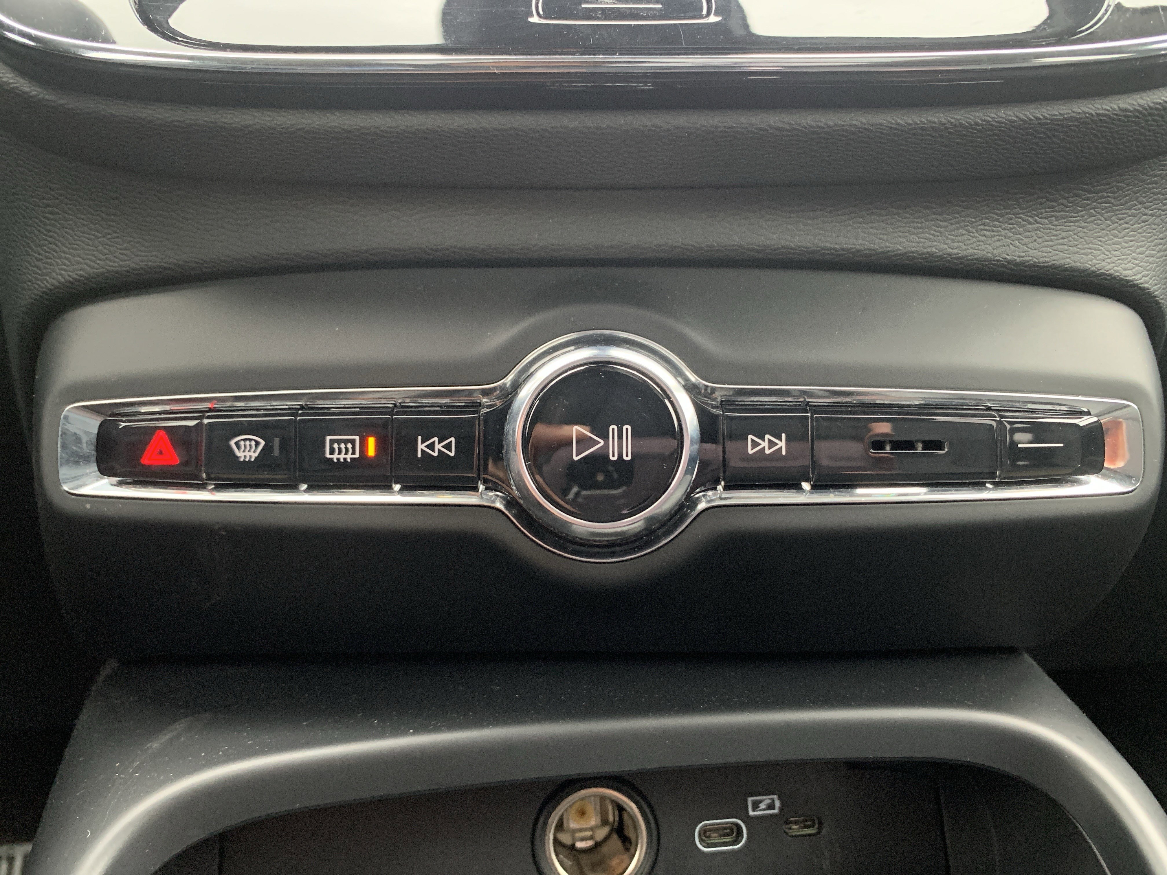 Used 2025 Volvo XC40 B5 Core image 28