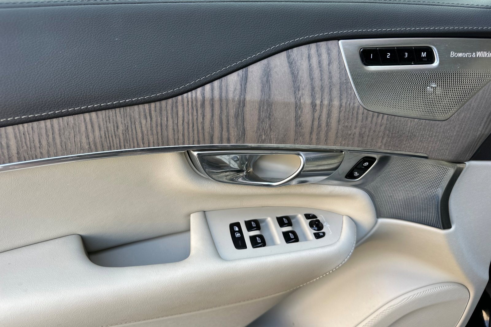 Used 2023 Volvo XC90 B6 Ultimate w/ Lounge Package image 10