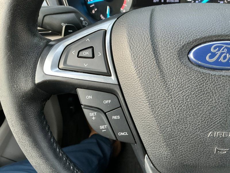 Used 2017 Ford Fusion SE FWD image 18
