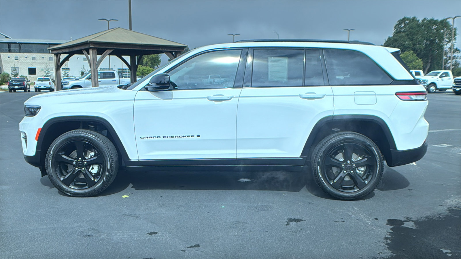 Used 2023 Jeep Grand Cherokee Limited w/ Luxury Tech Group II RWD image 6
