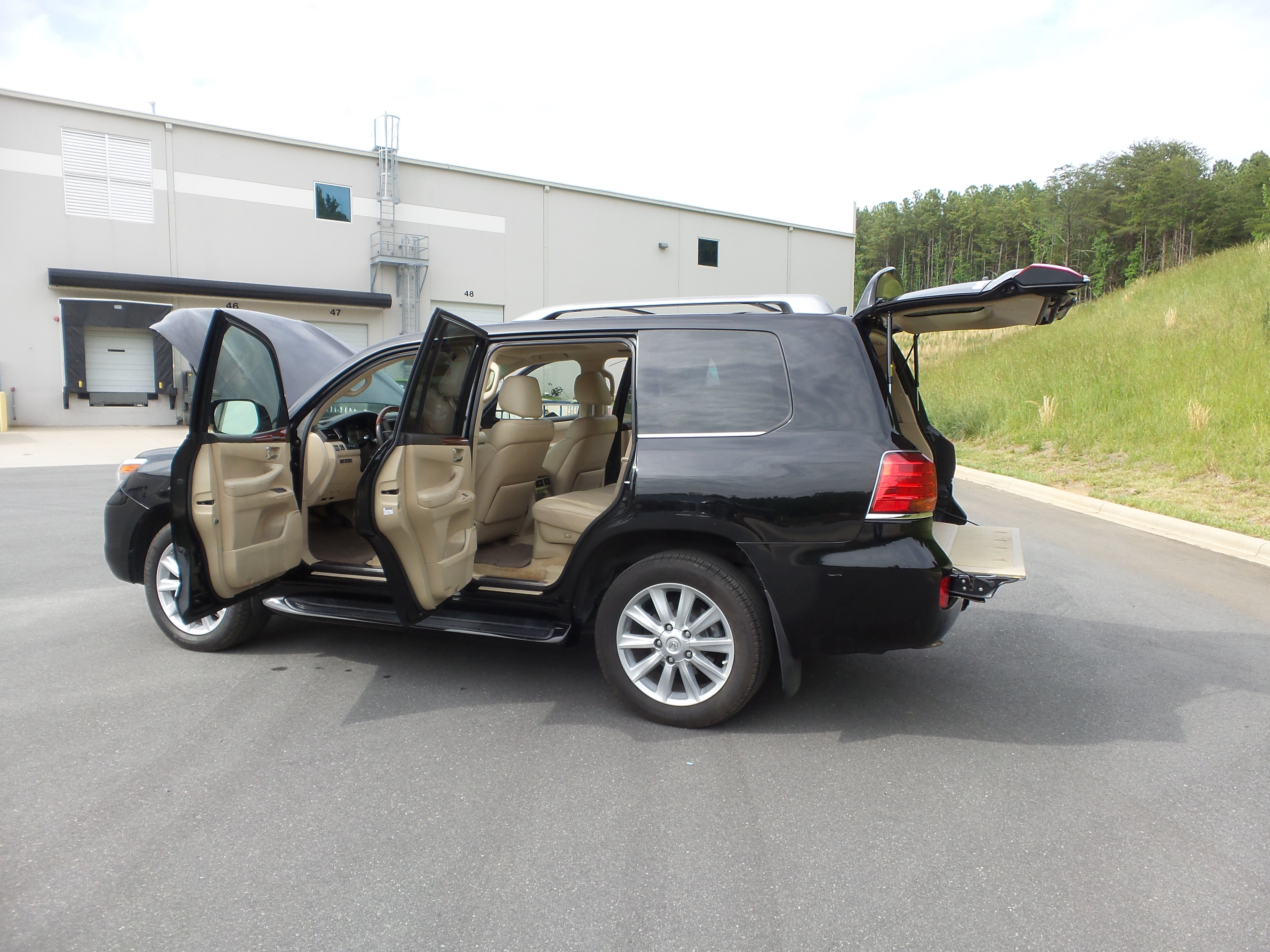 Used 2011 Lexus LX 570 4WD image 75