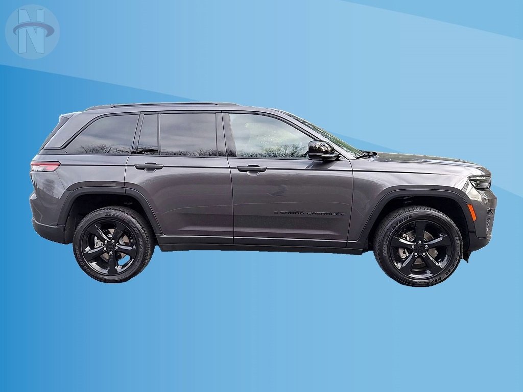 Used 2024 Jeep Grand Cherokee Altitude image 9