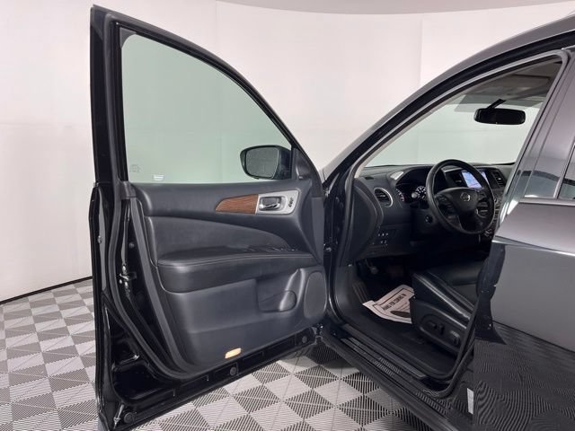 Used 2020 Nissan Pathfinder Platinum FWD image 17