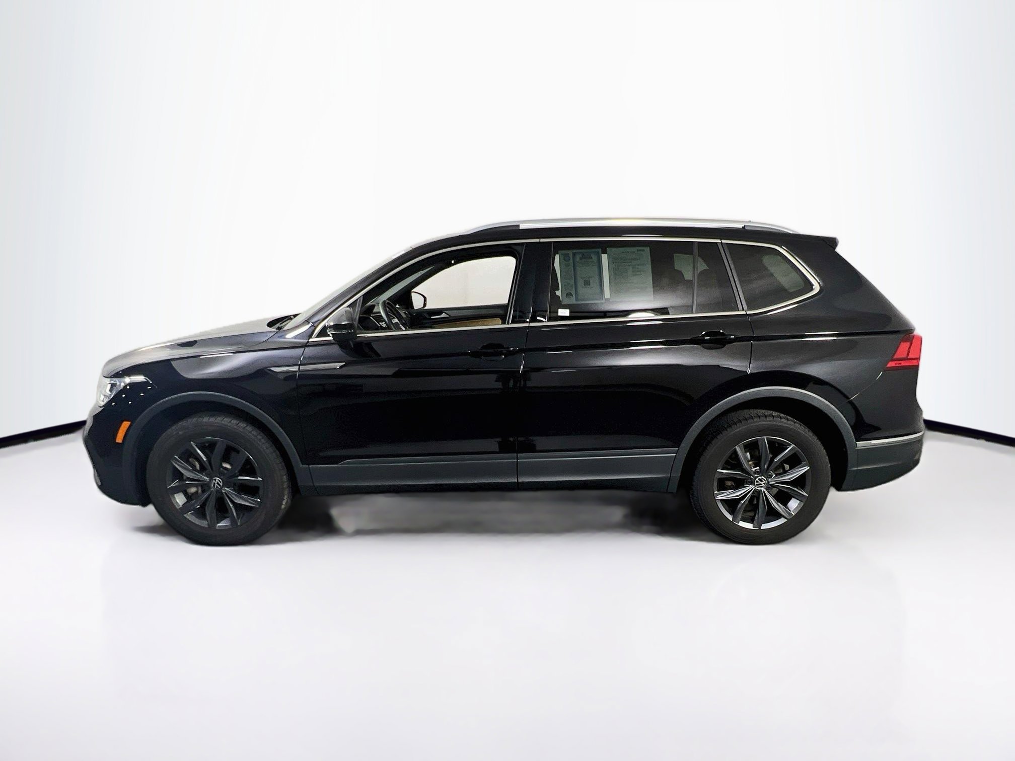 Used 2022 Volkswagen Tiguan SE AWD/4WD image 8