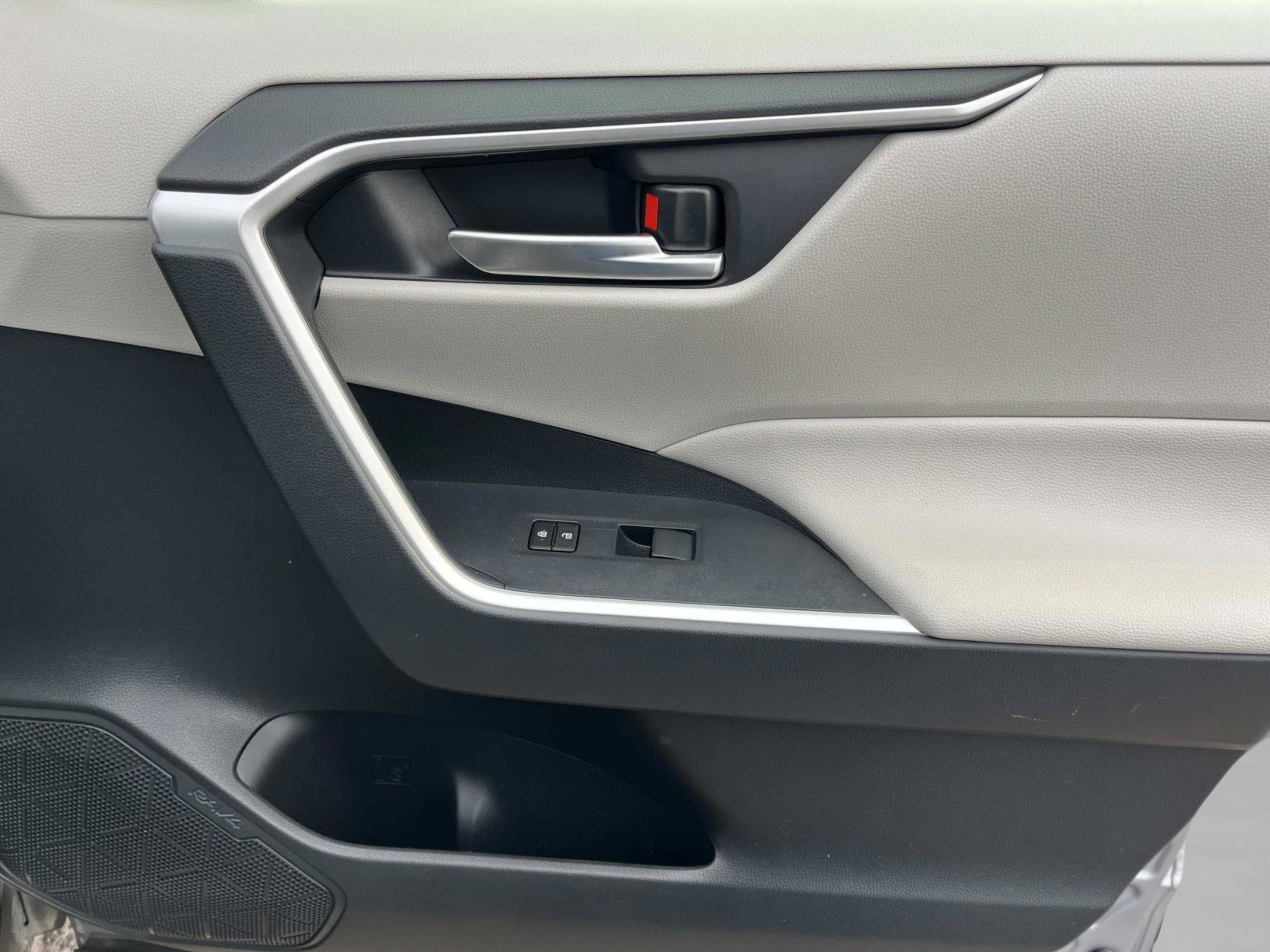 Used 2019 Toyota RAV4 XLE w/ Phone Cable & Charge Package image 24