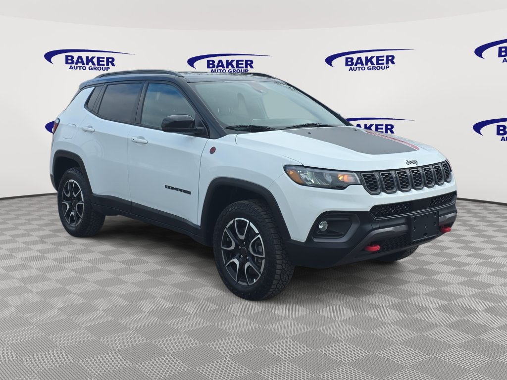 Used 2025 Jeep Compass Trailhawk AWD/4WD image 3