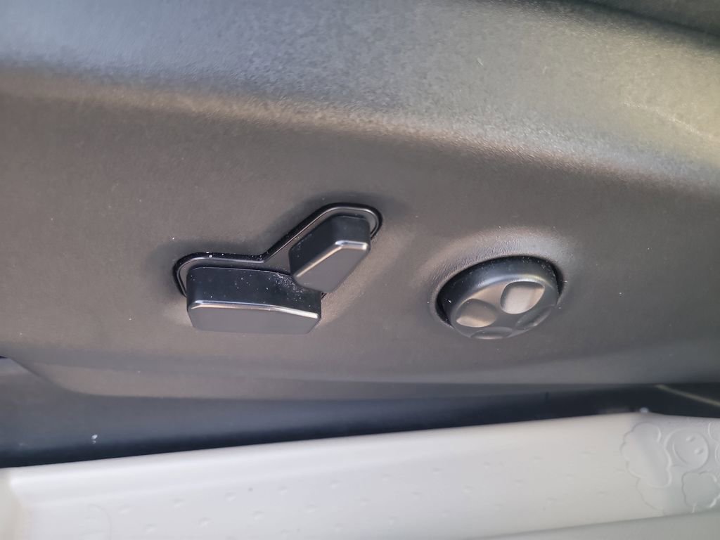 Used 2024 Chrysler Pacifica Touring-L image 18