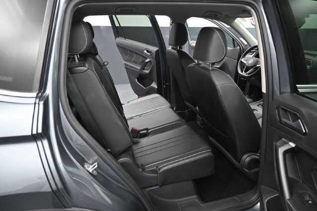 Used 2023 Volkswagen Tiguan SE FWD image 31