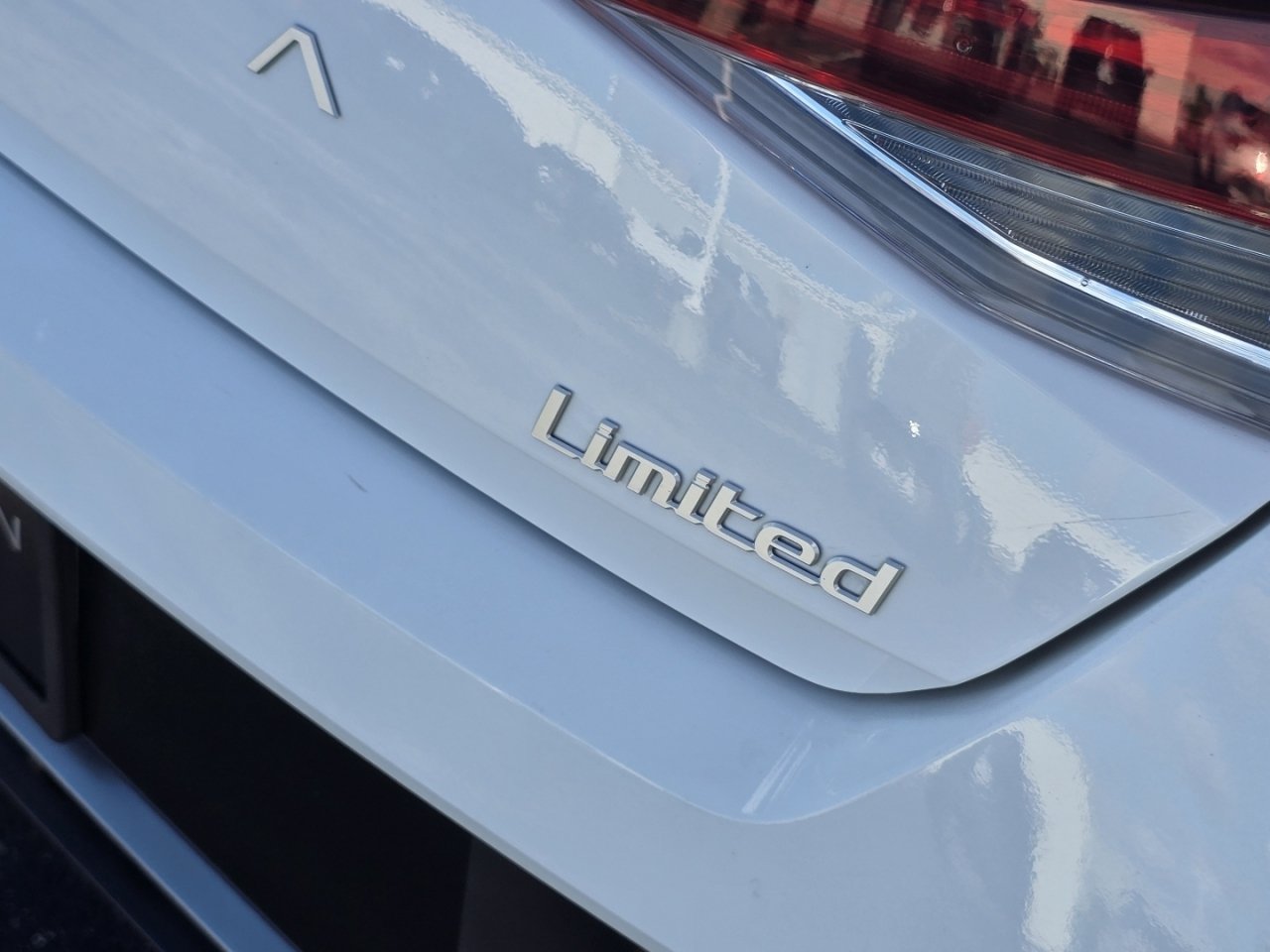Used 2025 Hyundai Elantra Limited FWD image 9