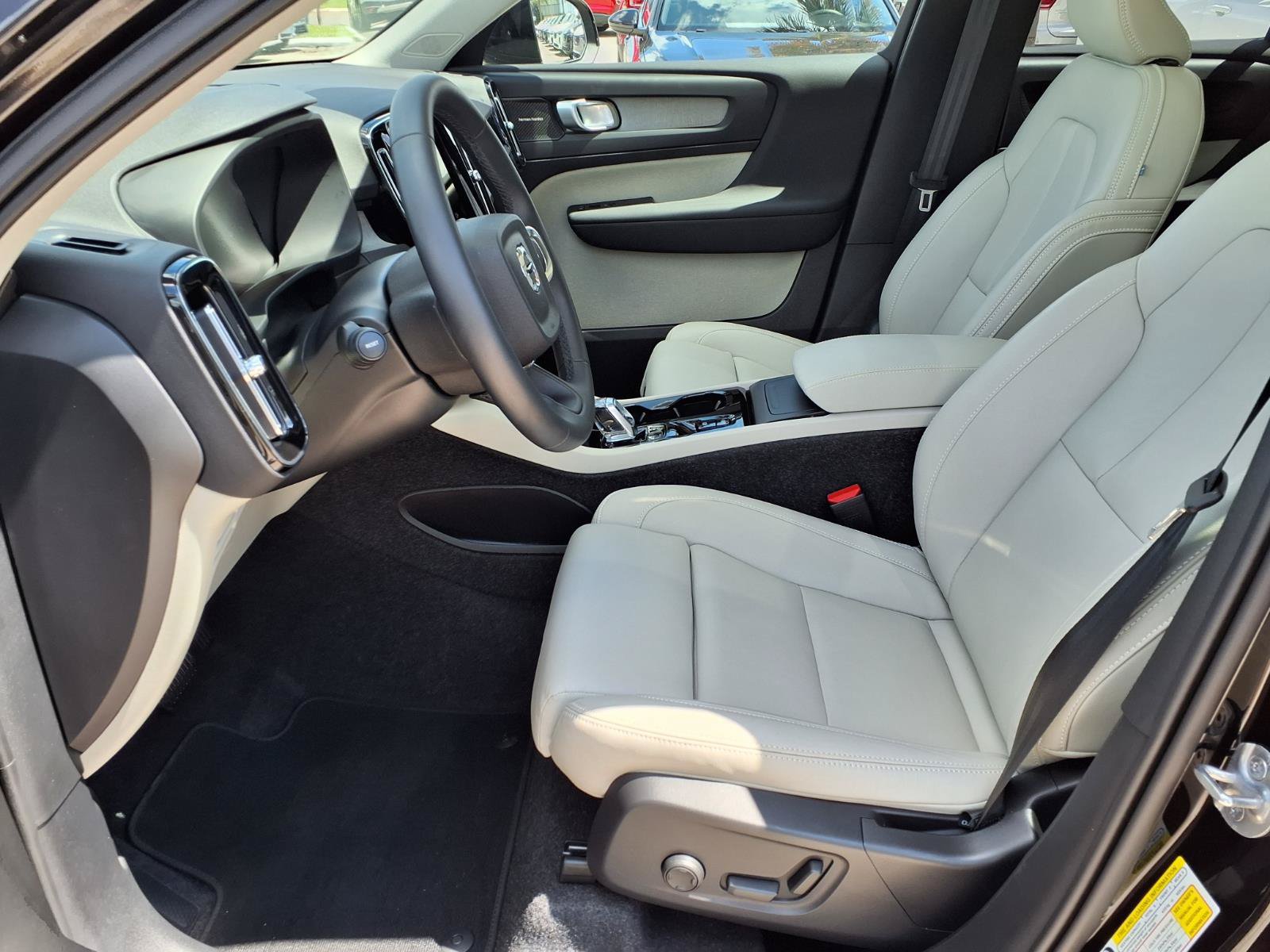 Certified 2025 Volvo XC40 B5 Ultra AWD/4WD image 22