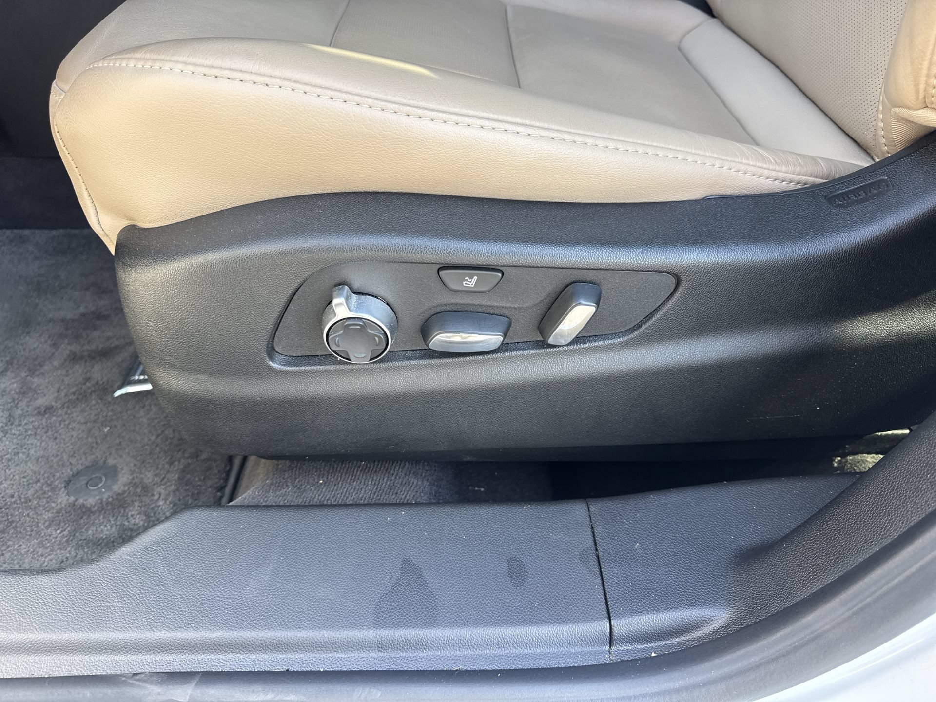 Used 2025 Cadillac XT4 Premium Luxury w/ Technology Package FWD image 12