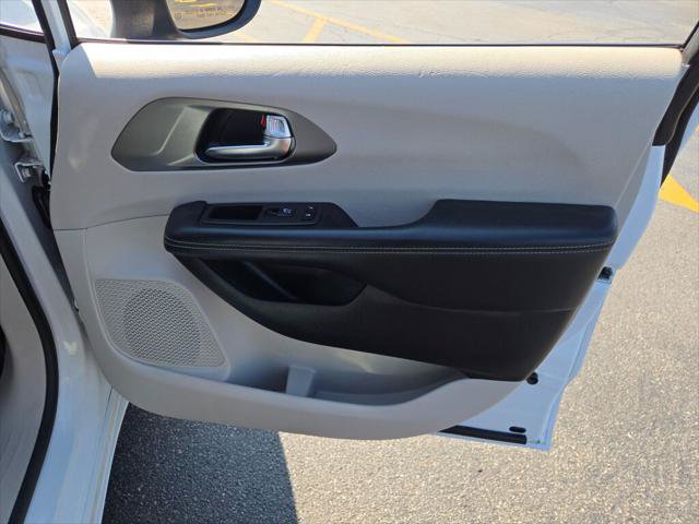 Certified 2023 Chrysler Pacifica Touring-L FWD image 11