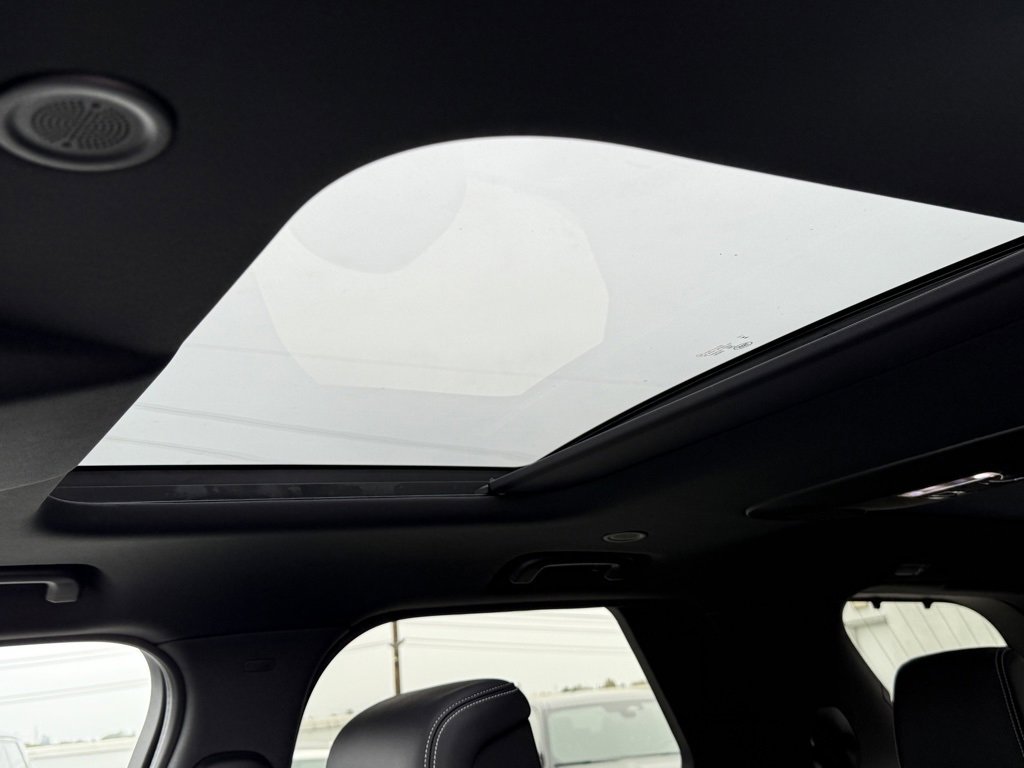 New 2025 Land Rover Discovery Dynamic SE image 15