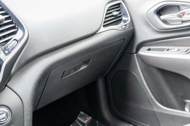 Used 2019 Jeep Cherokee Overland w/ Technology Group AWD/4WD image 51