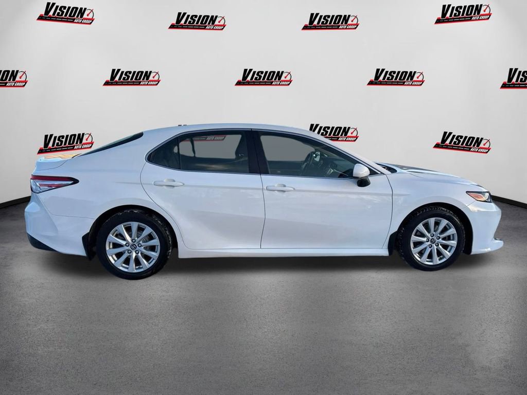 Used 2018 Toyota Camry LE image 4