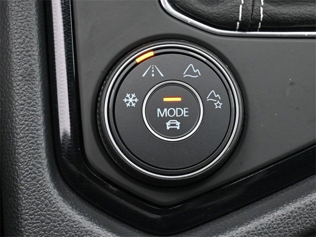 Certified 2025 Volkswagen Taos SE image 25