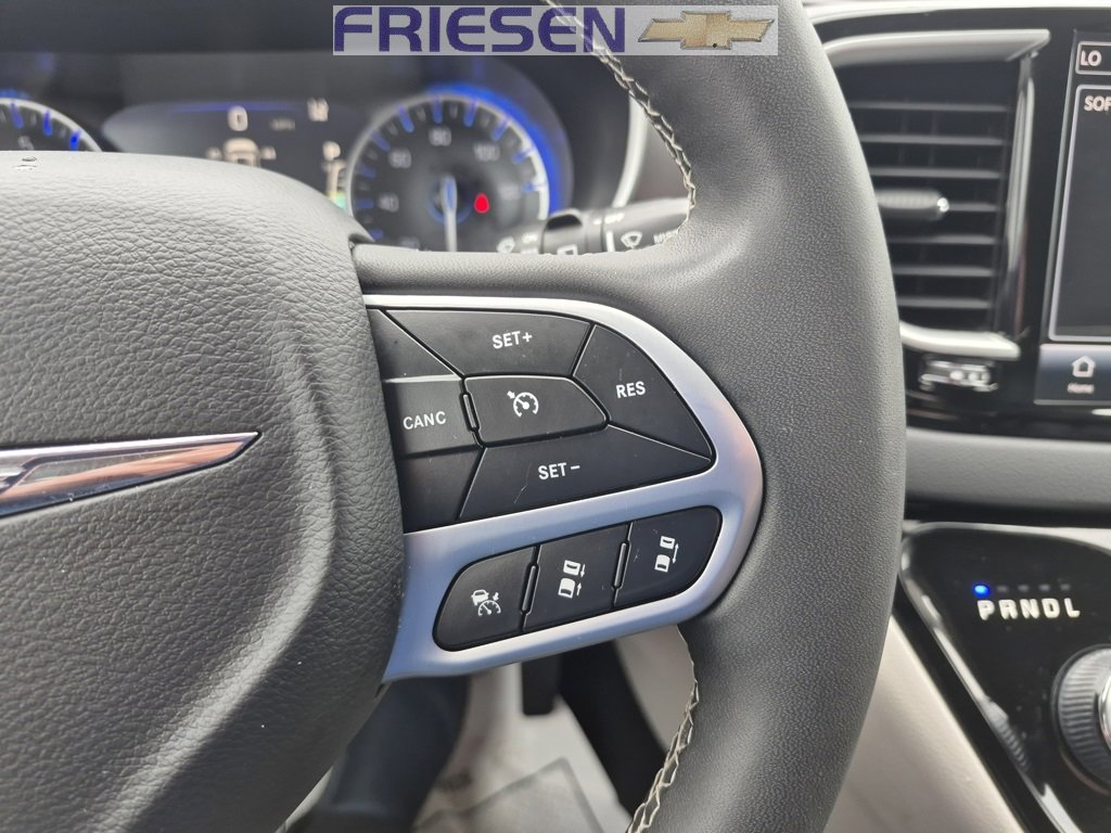 Used 2023 Chrysler Pacifica Touring-L image 15