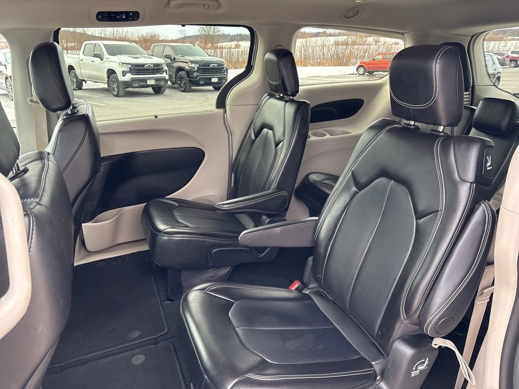 Used 2024 Chrysler Pacifica Touring-L image 14
