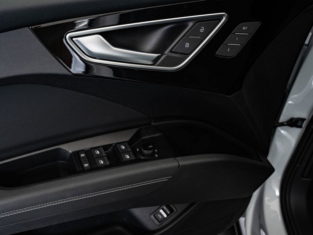 Used 2024 Audi Q4 e-tron Prestige image 28