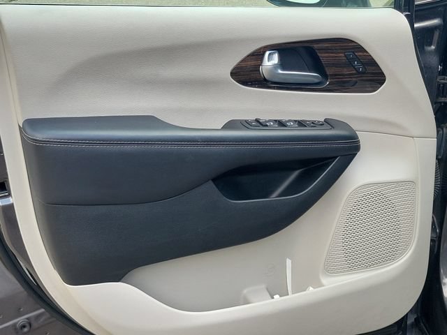 Used 2023 Chrysler Pacifica Limited FWD image 22