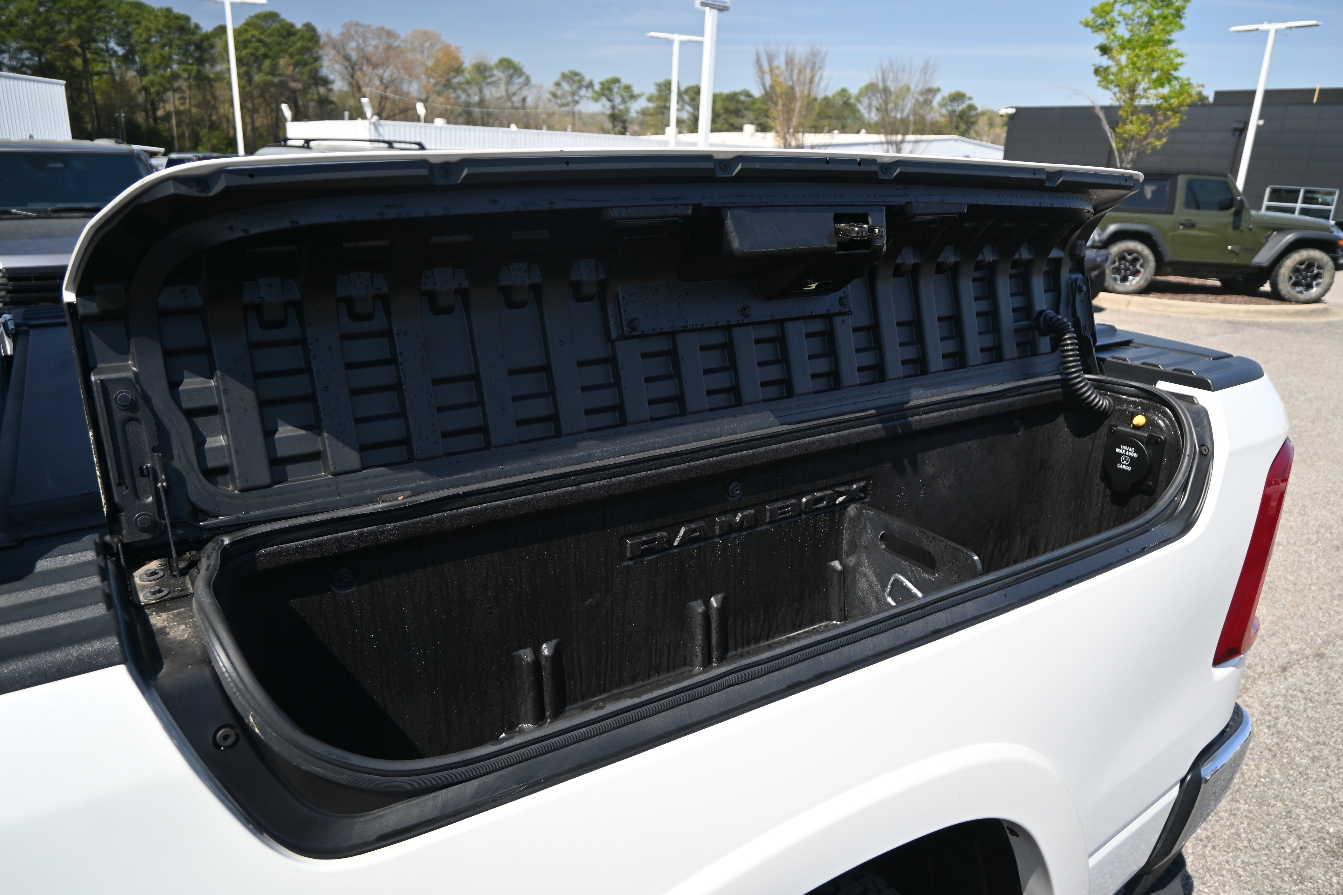 Used 2025 RAM 1500 Limited AWD/4WD image 32