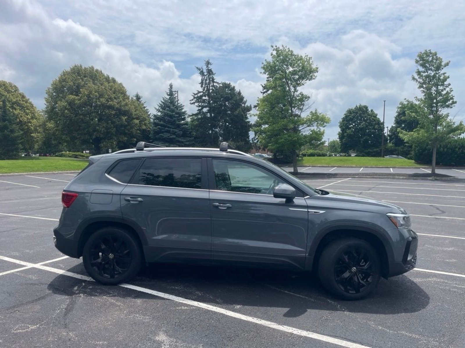 Used 2022 Volkswagen Taos SE w/ Panoramic Sunroof Package AWD/4WD image 4