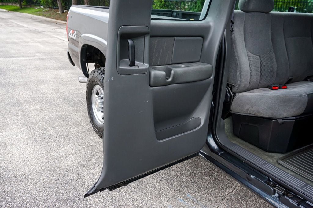 Used 2004 Chevrolet Silverado 2500 LS AWD/4WD image 39