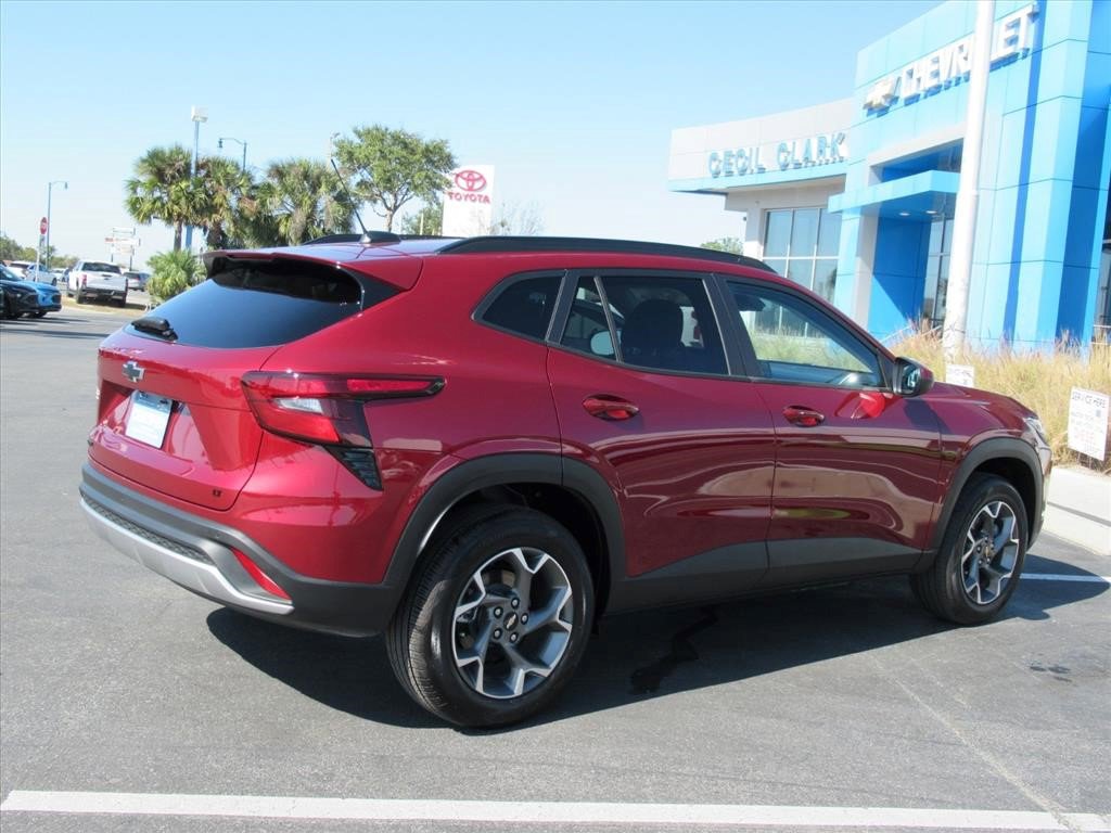 Certified 2025 Chevrolet Trax LT w/ Driver Confidence Package image 8