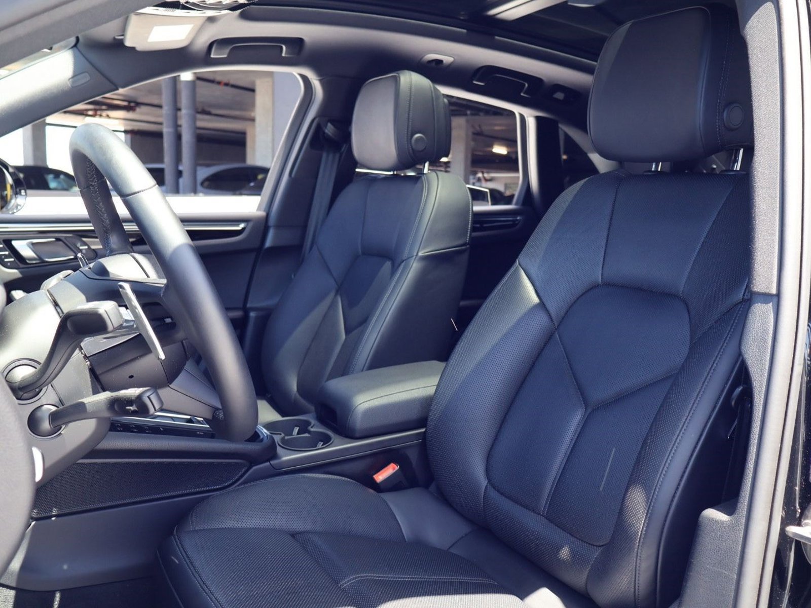 Certified 2025 Porsche Macan w/ Premium Package Plus AWD/4WD image 5