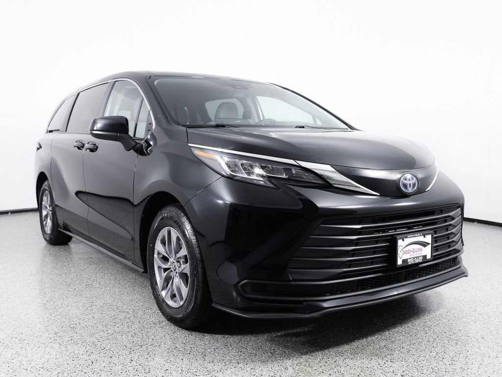 Used 2023 Toyota Sienna LE AWD/4WD image 11