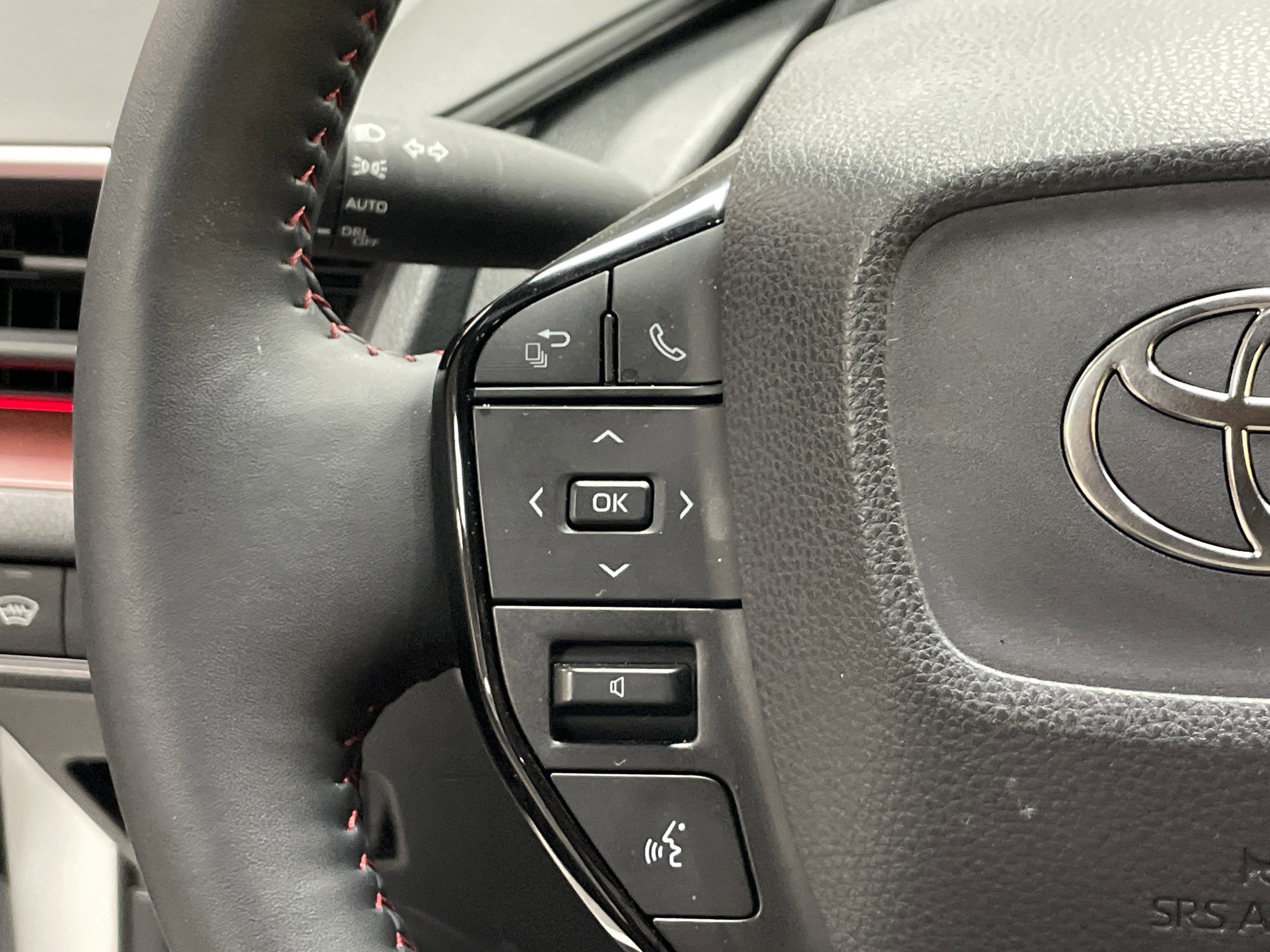 Used 2025 Toyota Prius Plug-In Hybrid FWD image 19