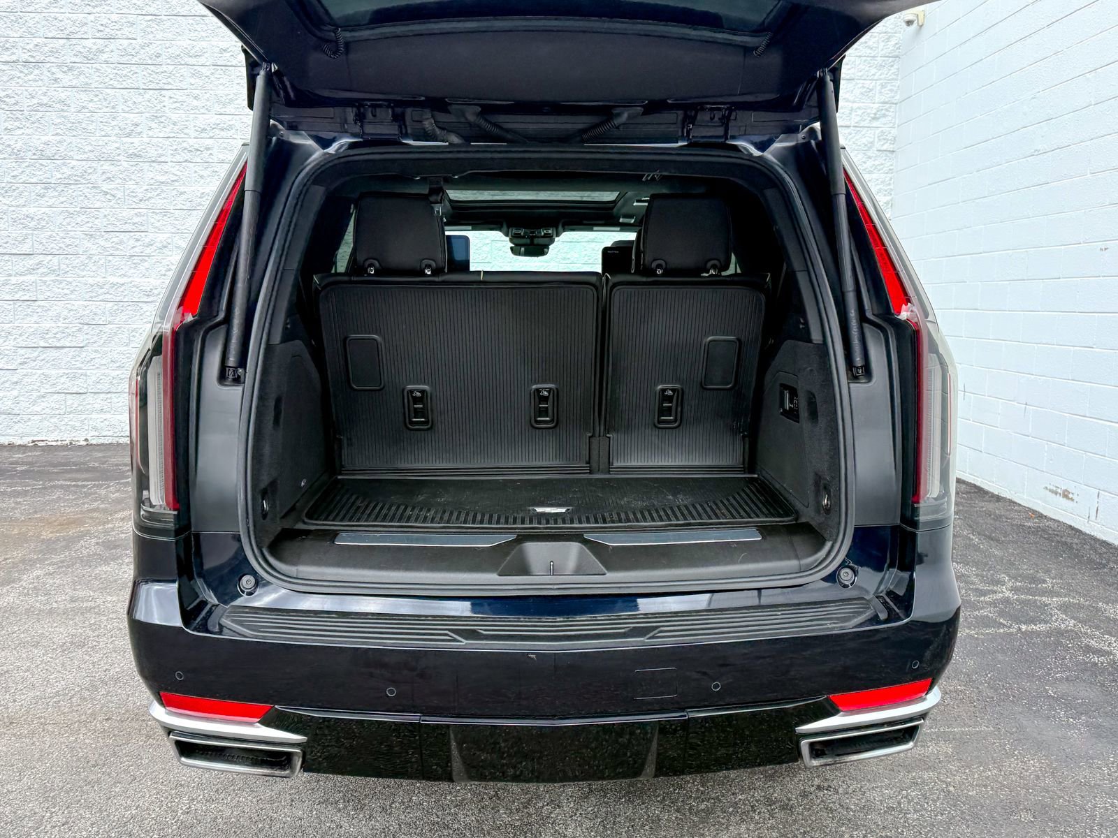 Certified 2022 Cadillac Escalade Premium Luxury Platinum w/ Heavy-Duty Trailer Package image 43