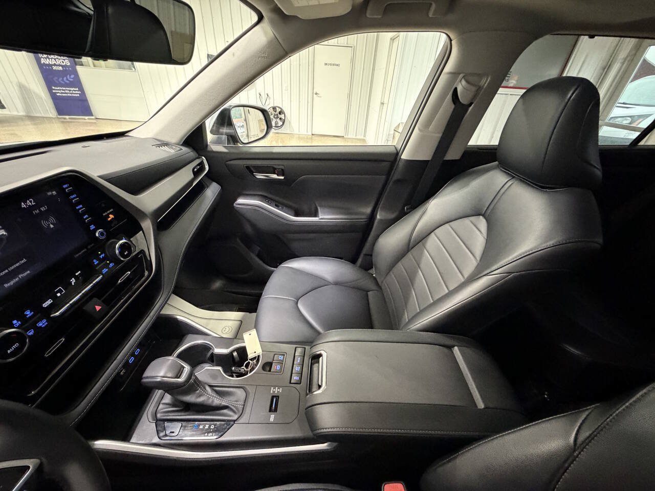Used 2022 Toyota Highlander XLE AWD/4WD image 24