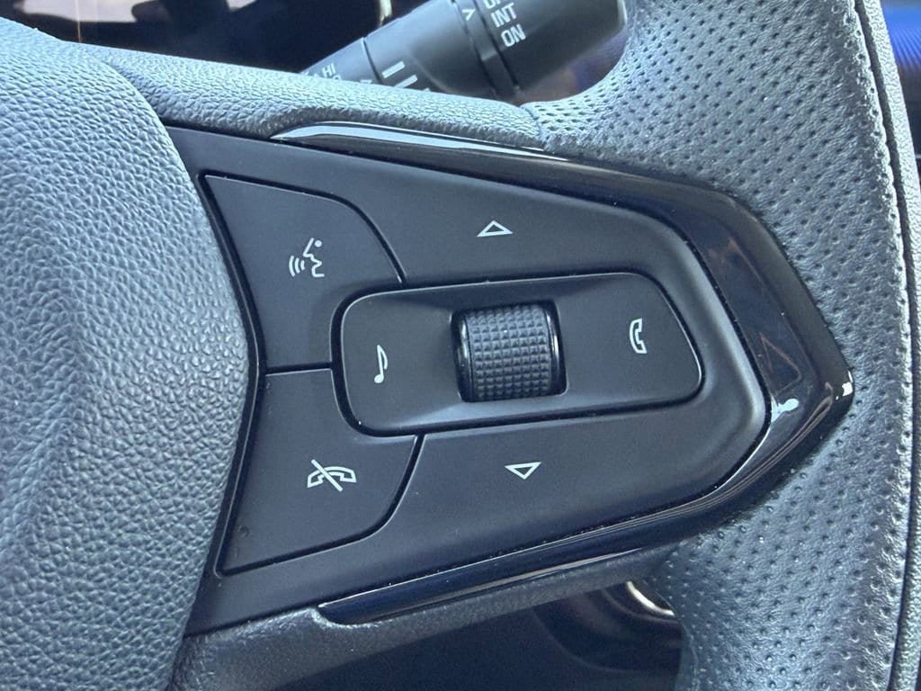 Certified 2025 Chevrolet Trax LT FWD image 30