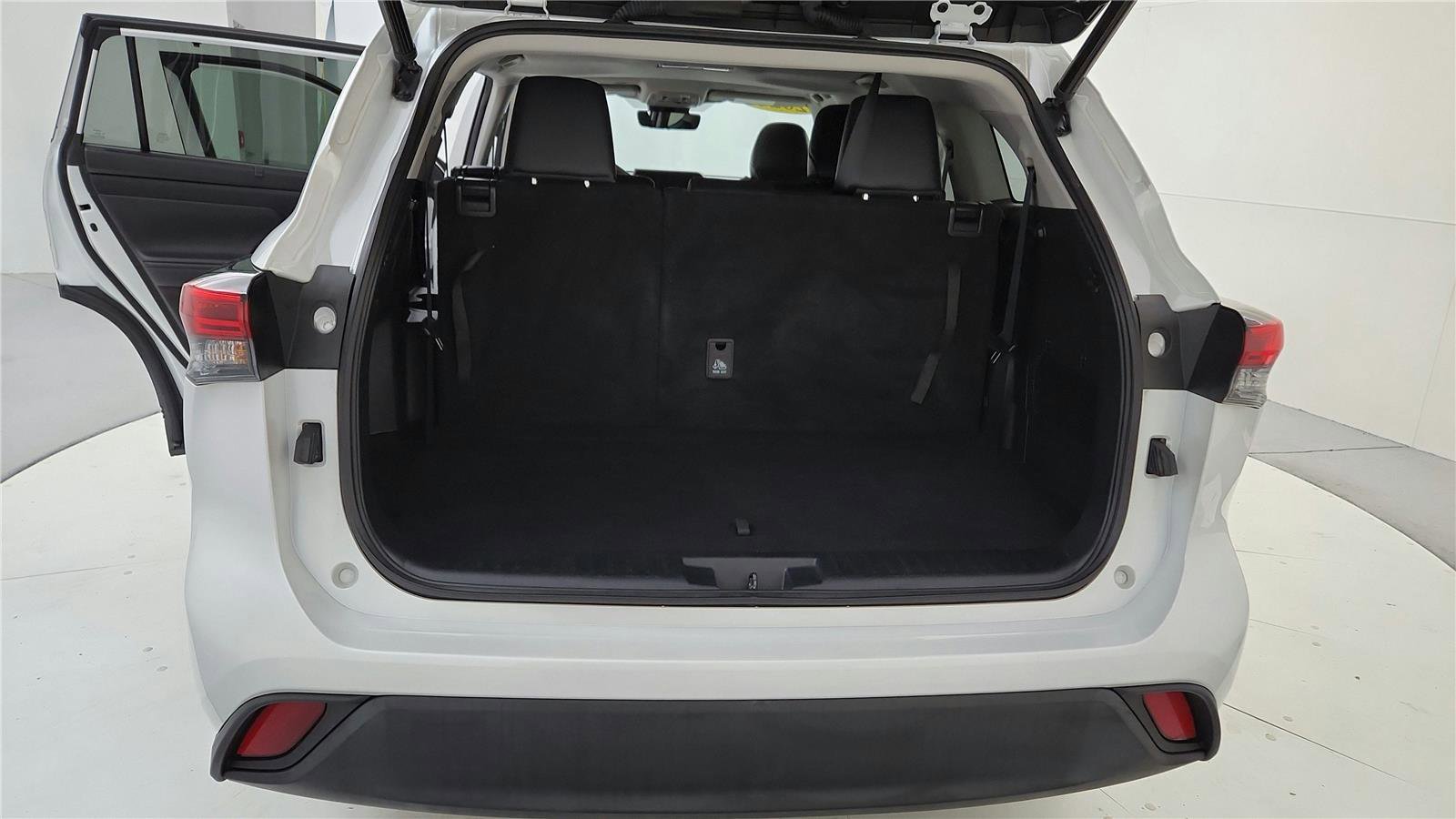 Certified 2023 Toyota Highlander XLE image 20