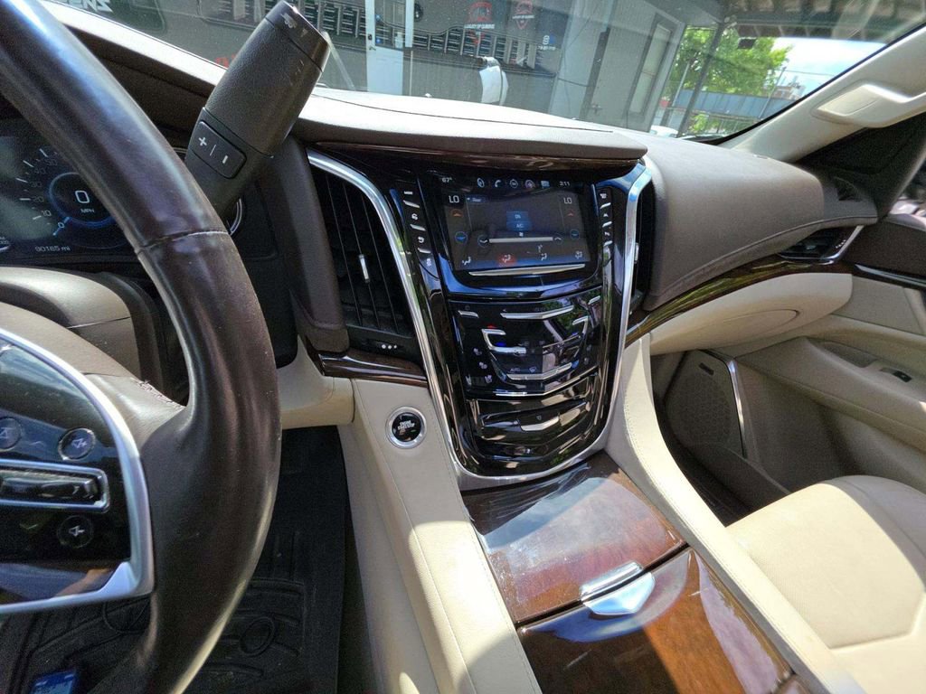 Used 2017 Cadillac Escalade Luxury AWD/4WD image 7