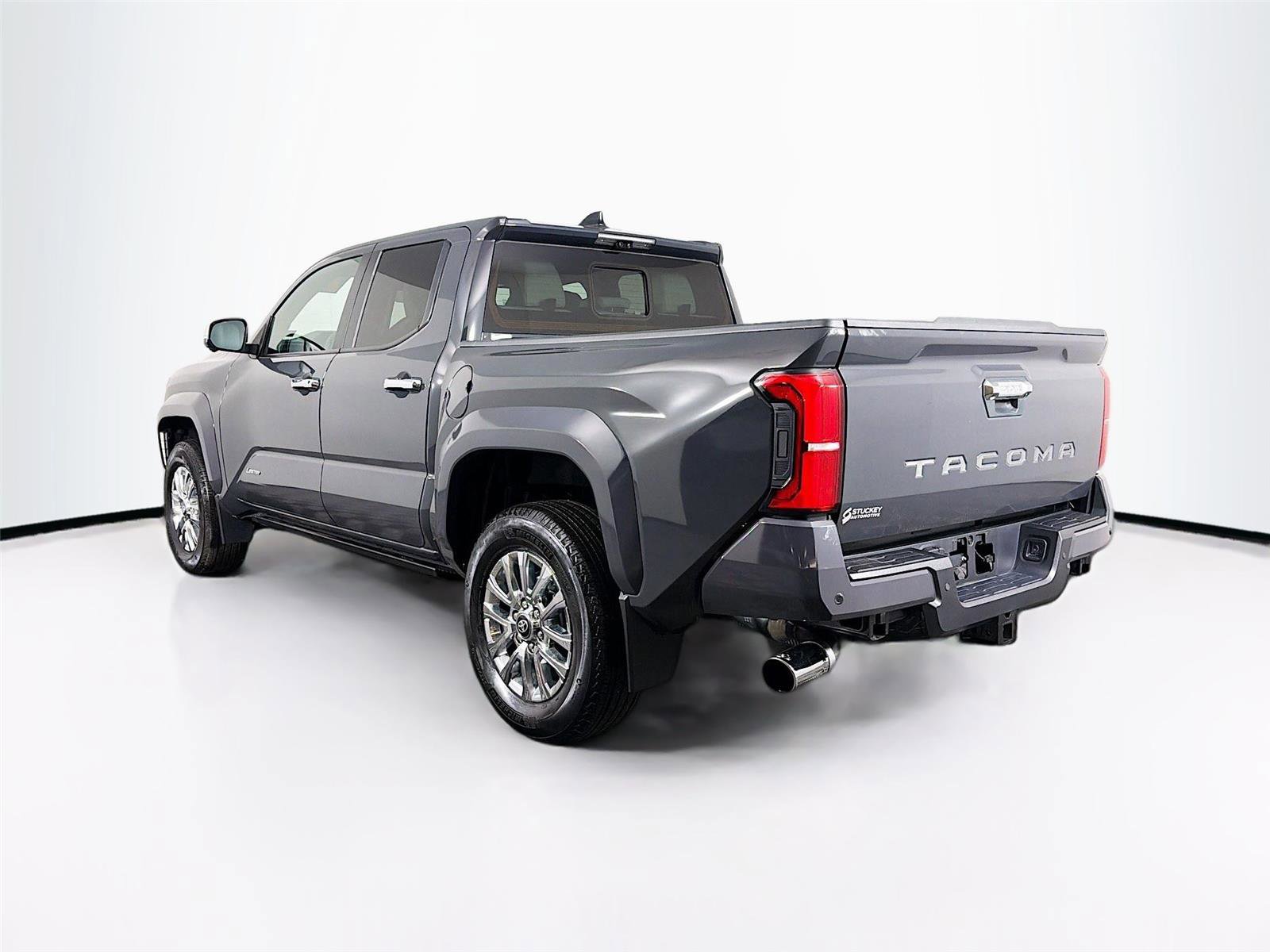 Used 2024 Toyota Tacoma Limited w/ Limited Package (LT) image 5