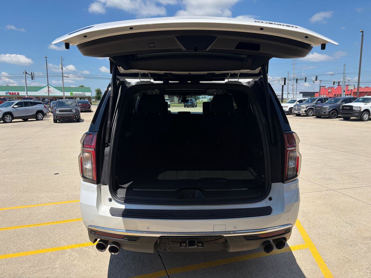 Used 2022 Chevrolet Suburban Premier w/ Premium Package AWD/4WD image 12