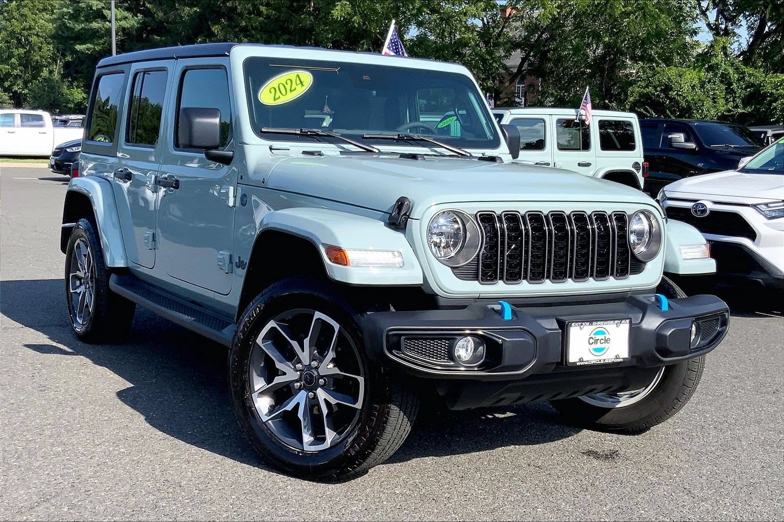 Used 2024 Jeep Wrangler Unlimited w/ Convenience Group AWD/4WD image 2
