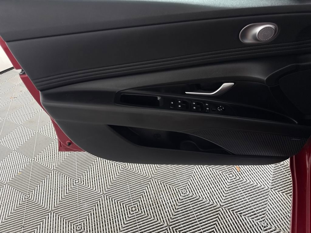 Used 2023 Hyundai Elantra Limited image 13