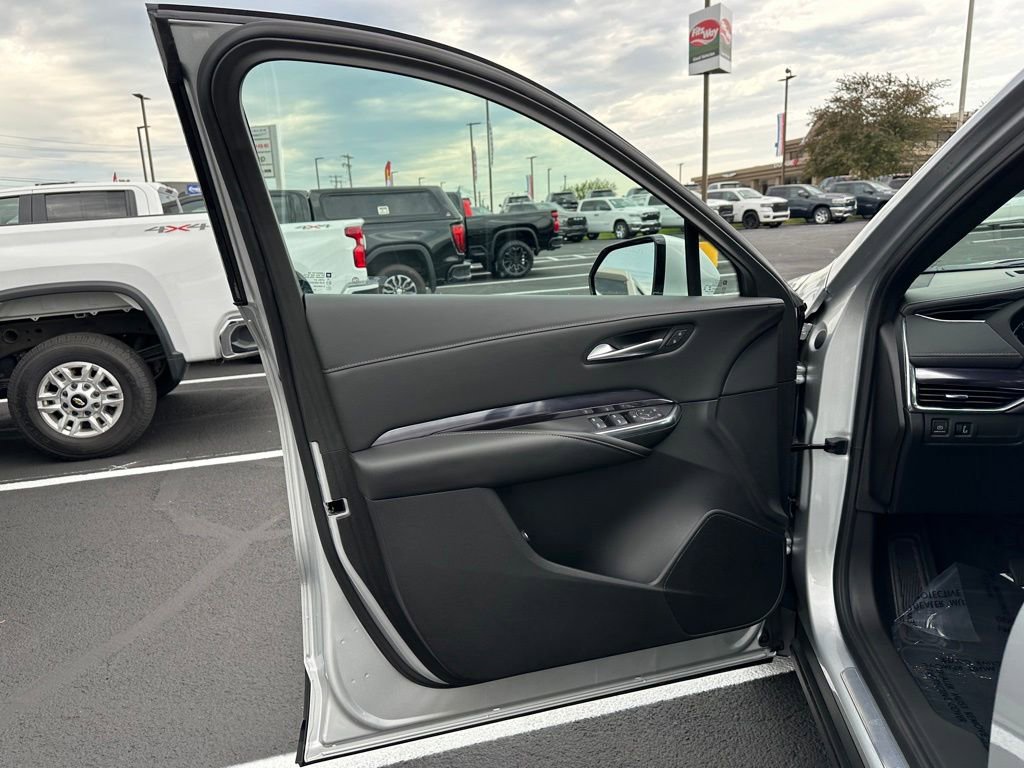 Used 2022 Cadillac XT4 Luxury w/ Cold Weather Package AWD/4WD image 20
