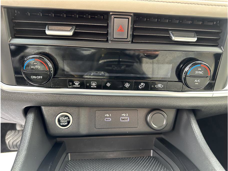 Used 2023 Nissan Rogue SV image 16