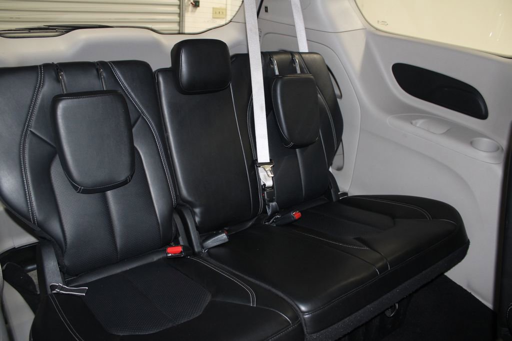 Used 2024 Chrysler Pacifica Touring-L image 31