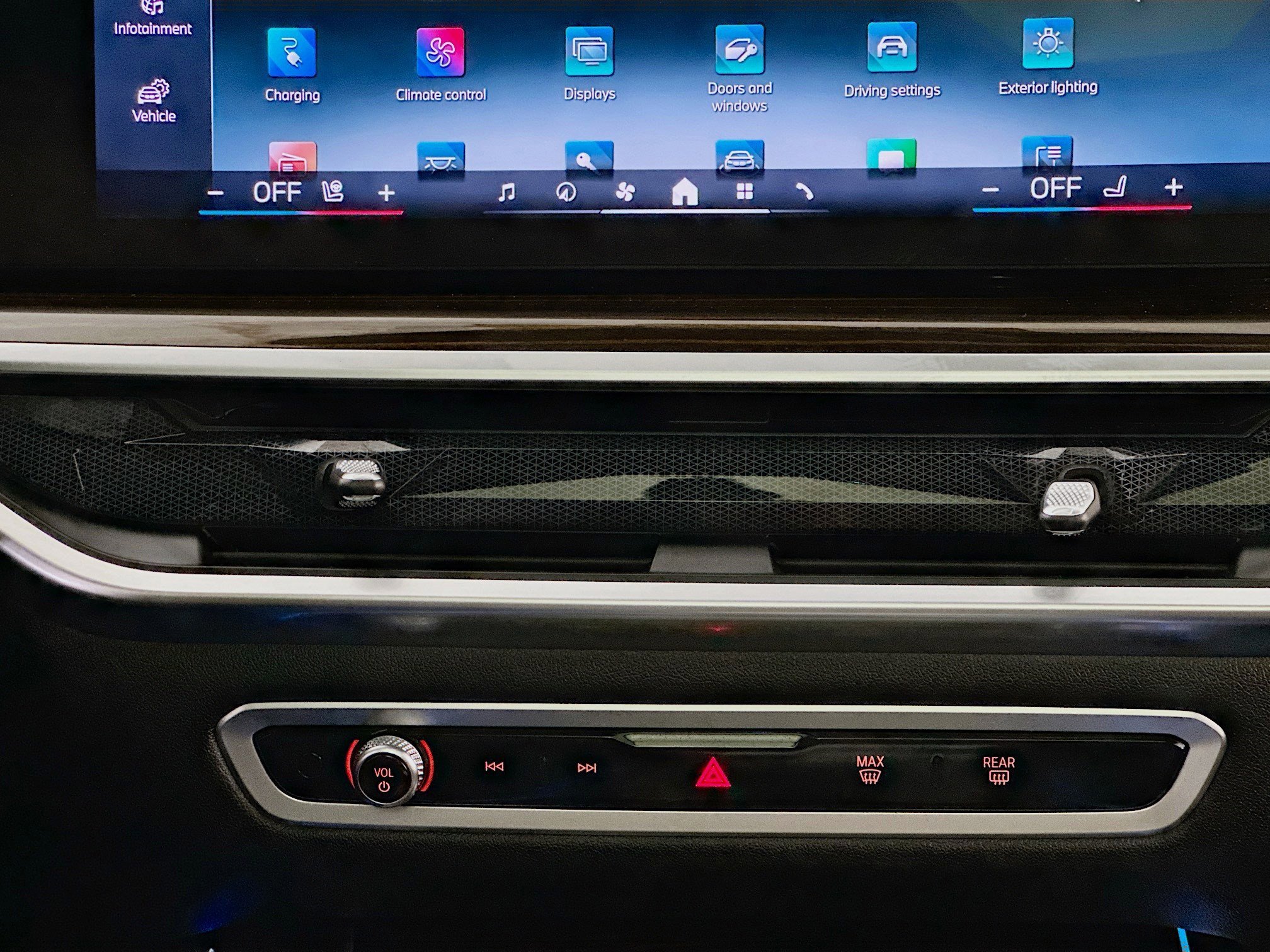 Used 2024 BMW X5 xDrive50e w/ Executive Package image 12